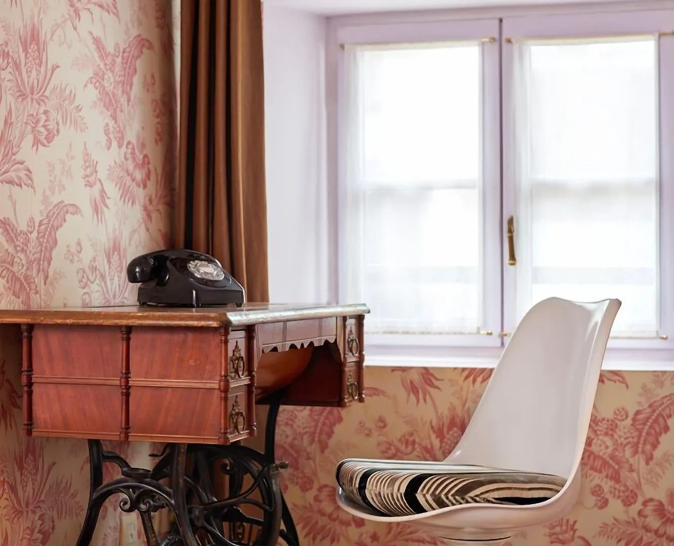 Otel Du Petit Moulin, Haute Couture By Lacroix 4*