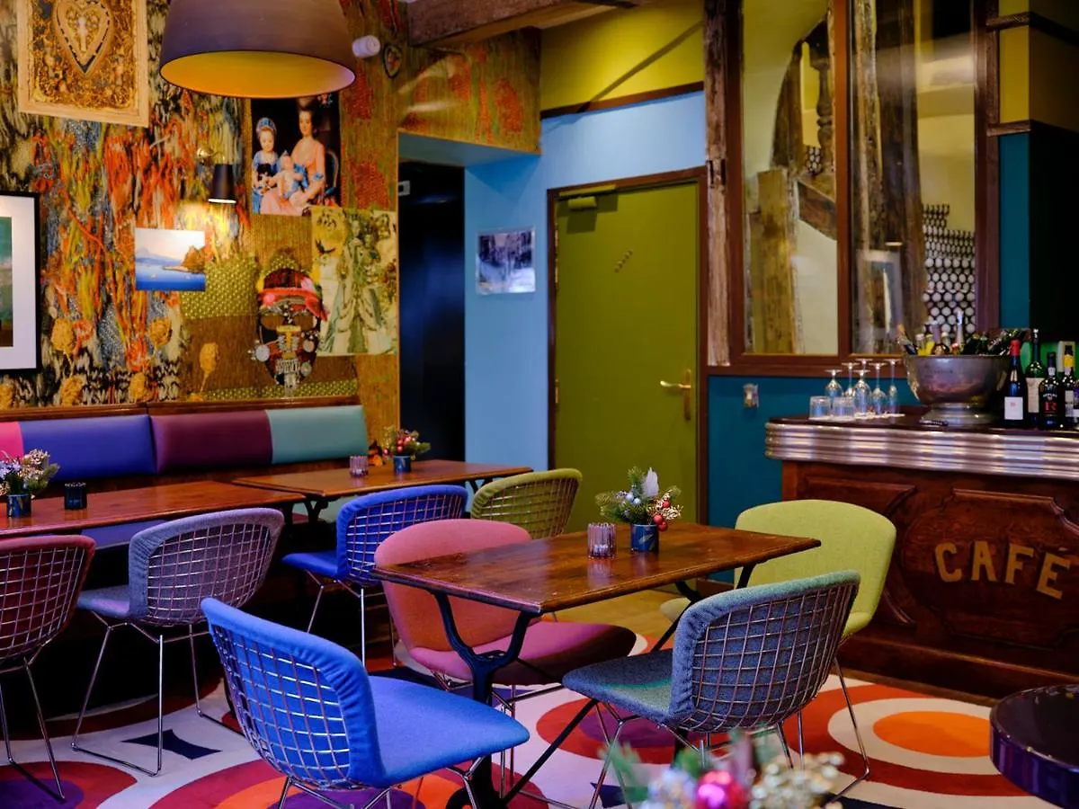 Otel Du Petit Moulin, Haute Couture By Lacroix 4*
