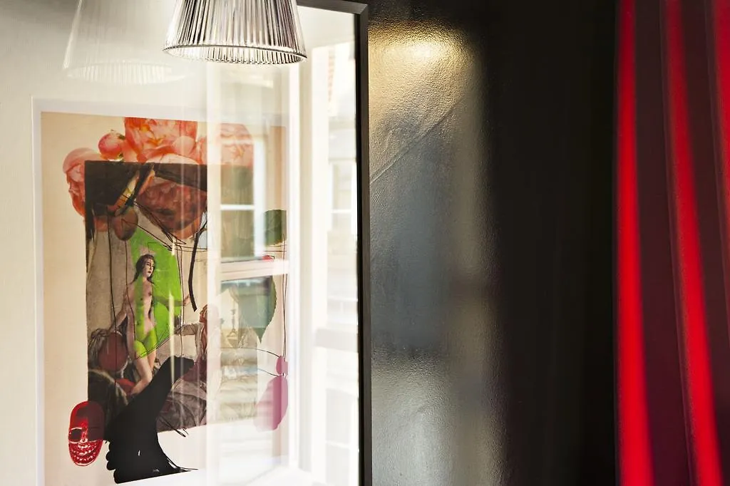 Du Petit Moulin, Haute Couture By Lacroix Otel Paris