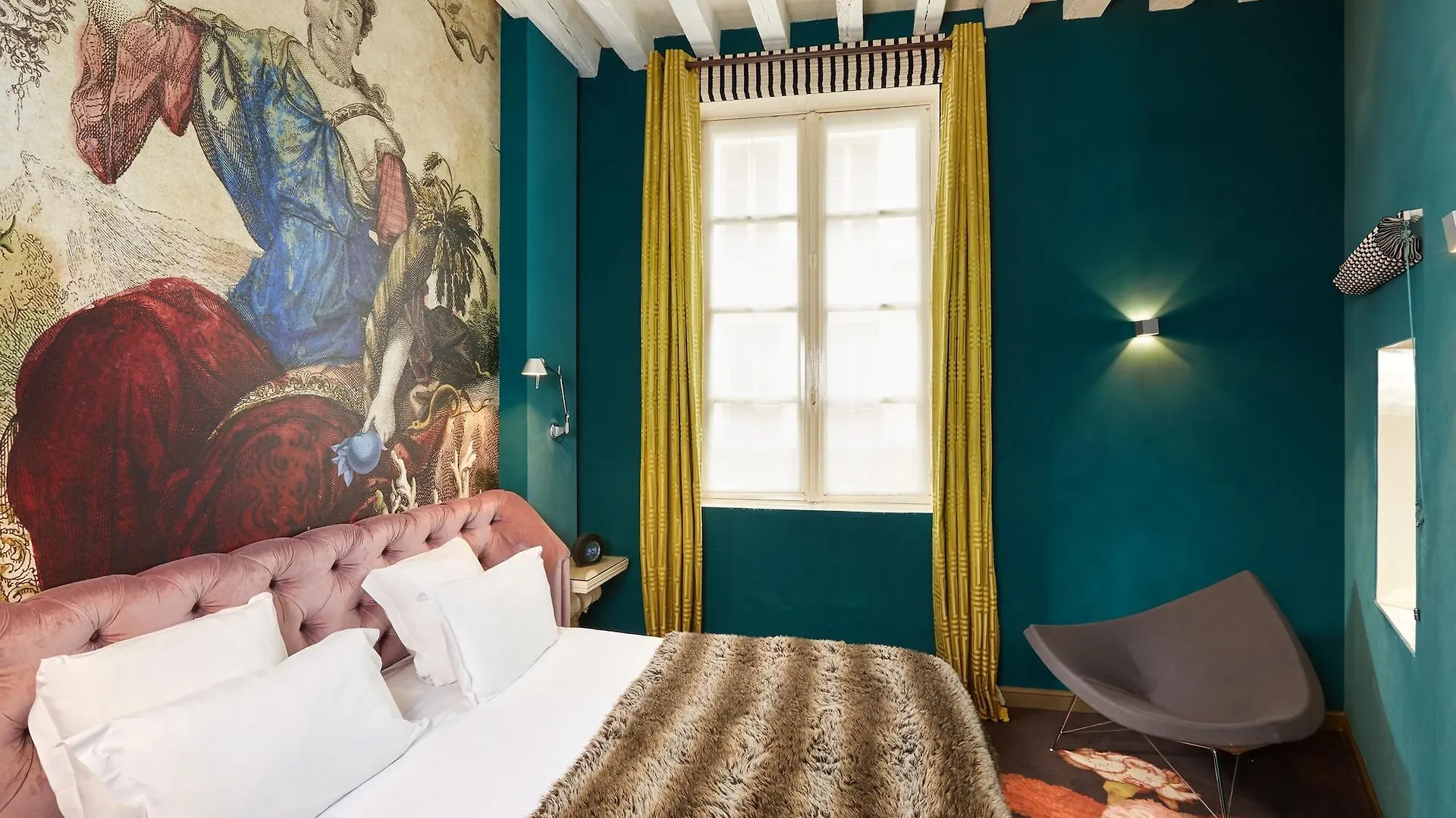 Du Petit Moulin, Haute Couture By Lacroix 4* Paris