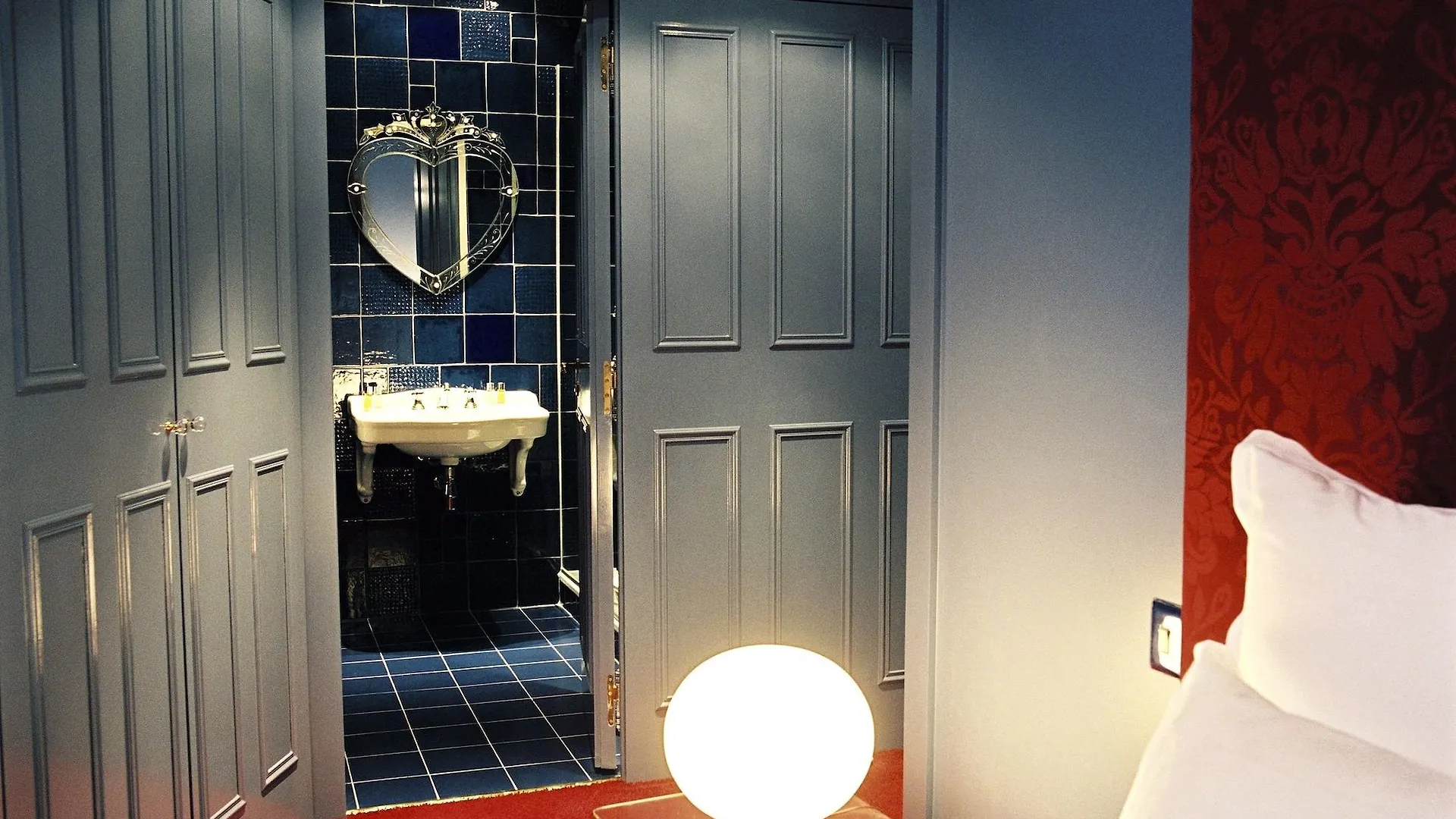 Du Petit Moulin, Haute Couture By Lacroix Hotel Paris