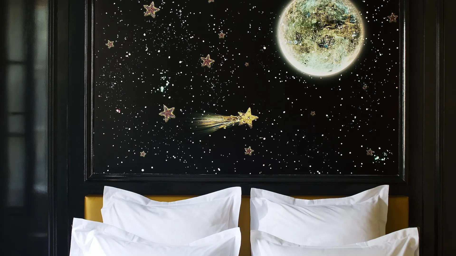 Du Petit Moulin, Haute Couture By Lacroix Hotel Paris